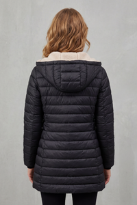 Doudoune noire doublée sherpa, vue arrière avec capuche, bordure beige et matelassage