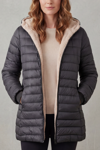 Doudoune grise foncée doublée sherpa, capuche bordée, vue de face, zip et poches