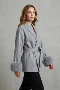 Manteau portefeuille en laine gris, coupe ceinturée et poignets en fausse fourrure