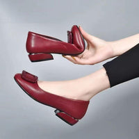 Chaussures orthopédiques en cuir rouge, bride à scratch et talon bloc.