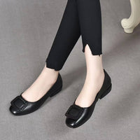 Chaussures orthopédiques en cuir noir, bride à scratch et talon bloc.