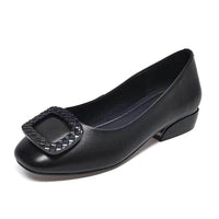 Chaussures orthopédiques en cuir noir, petit talon et bride tressée.