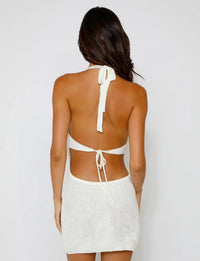 Robe courte de plage blanche au dos, bretelles lacées et maille crochet ajourée
