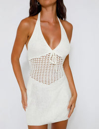 Robe courte de plage blanche en maille crochet, décolleté en V et laçage