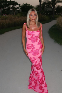 Robe longue rose à fleurs fuchsia, fines bretelles nouées, coupe près du corps