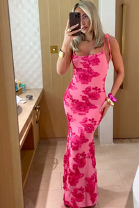 Robe longue rose à bretelles, imprimé fleurs fuchsia, silhouette moulante