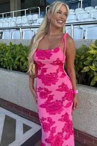 Robe longue rose fleuri fuchsia, fines bretelles nouées, encolure carrée