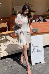 Robe blanche courte à manches courtes, col polo boutonné, poches poitrine plaquées
