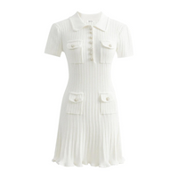 Robe courte blanche à manches courtes, col rabattu, boutons et poches poitrine devant