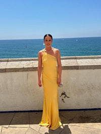 Robe longue dos nu jaune à bretelles, tombant fluide près du corps