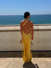Robe longue dos nu jaune vue de dos, bretelles croisées et longue traîne