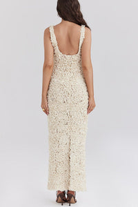 Robe longue beige dos nu, bretelles en dentelle fleurie, texture en relief