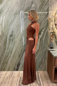 Robe longue asymétrique marron en satin, encolure haute, dos nu partiel, fente.