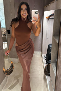 Robe longue asymétrique marron en satin, encolure haute, drapé au bas, fente.