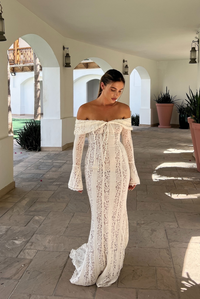 Robe longue dentelle blanche épaules dénudées, manches évasées et volants festonnés