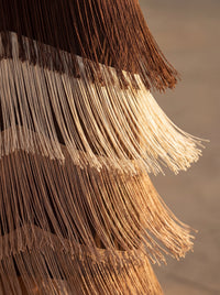 Détail des franges de la robe marron, longues fibres effet dégradé