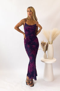 Robe longue à bretelles fines, imprimé floral prune sur fond sombre, taille froncée