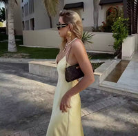 Robe longue satinée jaune clair dos ouvert à fines bretelles croisées