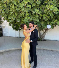 Robe satinée jaune à épaules dénudées, coupe longue près du corps, bretelle fine