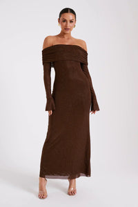 Robe longue marron foncé, encolure épaules dénudées, bas fluide, coupe fourreau