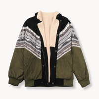 Veste colorblock vert olive et noir, col sherpa beige, motifs ethniques sur les manches