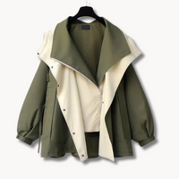 Veste coupe-vent bicolore vert olive et blanc, col montant, fermeture pression, poches