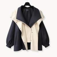 Veste coupe-vent bicolore noir et blanc, col montant, fermeture pression, manches larges