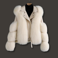 Veste en cuir et fourrure blanc cassé à col cranté, fermeture zippée et sangle