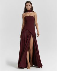 Robe longue bordeaux sans bretelles, jupe plissée asymétrique avec fente