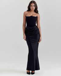 Robe longue noire sans bretelles avec drapé sur le buste et la taille.