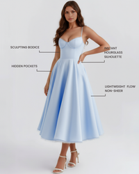 Robe bleu ciel évasée, corsage ajusté à décolleté cœur et bretelles fines, longueur midi