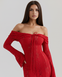 Robe rouge près du corps, épaules dénudées, col bardot, ruban au buste, dentelle.