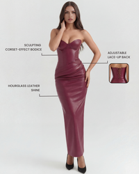 Robe midi bordeaux en simili cuir, bustier cœur galbé, coupe ajustée.