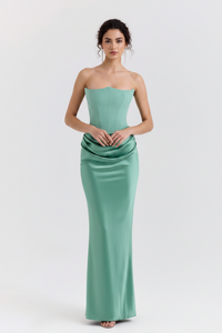 Robe en satin vert émeraude, bustier bandeau et drapé à la taille, longue
