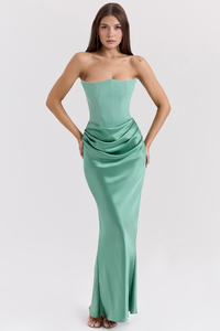 Robe en satin vert émeraude, corsage bandeau, jupe longue près du corps, fente