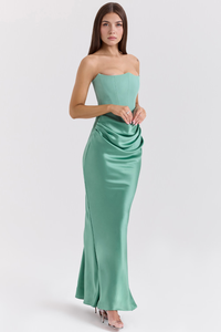 Robe en satin vert émeraude, bustier bandeau, drapé sur la hanche, jupe longue