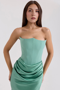 Robe en satin vert émeraude, décolleté carré, drapé froncé à la taille