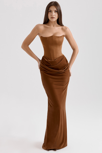 Robe en satin marron caramel à bretelles fines, drapé au ventre et coupe sirène