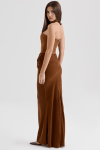 Robe en satin marron caramel vue de profil, décolleté bandeau et drapé sur la taille
