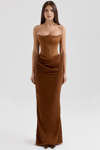 Robe en satin marron caramel à bretelles fines, corsage ajusté et drapé au ventre