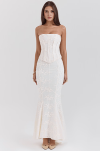 Robe blanche bustier sans bretelles en dentelle fleurie, taille cintrée et jupe longue