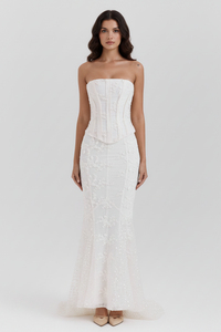 Robe blanche en dentelle fleurie, bustier sans bretelles et jupe évasée