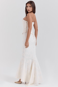 Robe blanche en dentelle fleurie, bustier sans bretelles, coupe ajustée et évasée