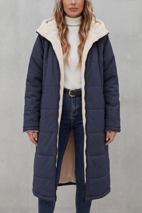 Manteau long en polaire bleu foncé, capuche à bordure imitation peau de mouton, zip.