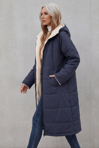 Manteau long en polaire bleu foncé, capuche bordée, vue de côté, zip.