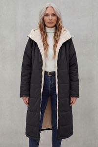 Manteau long en polaire noir, capuche bordée, poches et fermeture zippée.