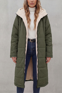Manteau long en polaire vert foncé, capuche à bordure imitation peau de mouton, zip.