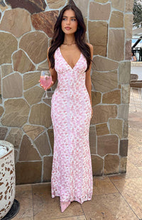 Robe longue rose à bretelles, décolleté V, motif délicat et dentelle