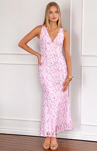 Robe longue rose à bretelles et décolleté V, motif floral clair, longueur maxi.