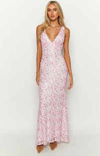Robe longue rose à encolure V, bretelles fines, motif floral texturé